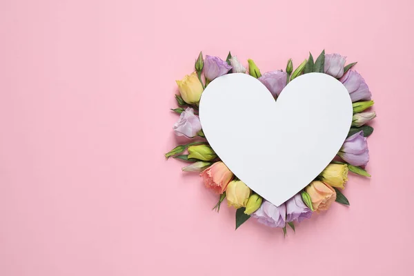Płaska kompozycja z pięknymi kwiatami Eustoma i kartą na różowym tle, miejsce na tekst — Zdjęcie stockowe