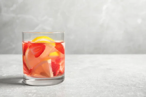 Bebida refrescante saborosa com morangos e limão na mesa cinza claro. Espaço para texto — Fotografia de Stock