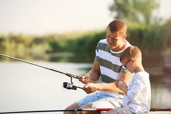 Papa et fils pêchent ensemble le jour ensoleillé — Photo