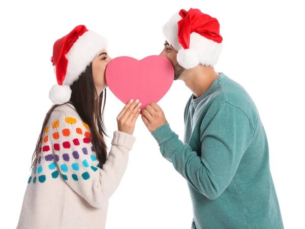 흰색 배경에 하트 모양의 선물 상자와 산타 모자에 젊은 부부. 크리스마스 축하 — 스톡 사진