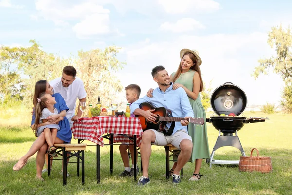 Familii fericite cu copii mici la picnic în parc — Fotografie, imagine de stoc