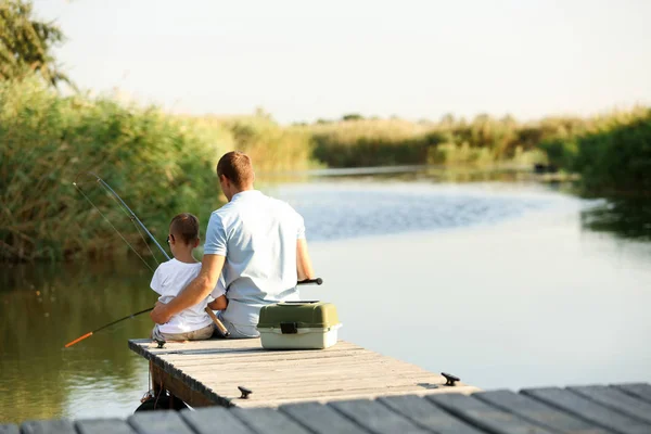 Apa és fia halászat együtt napsütéses napon. Szóköz a szöveghez — Stock Fotó