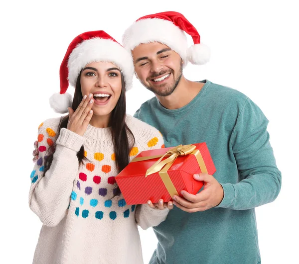 Jovem dando caixa de presente para sua namorada no fundo branco. Celebração de Natal — Fotografia de Stock