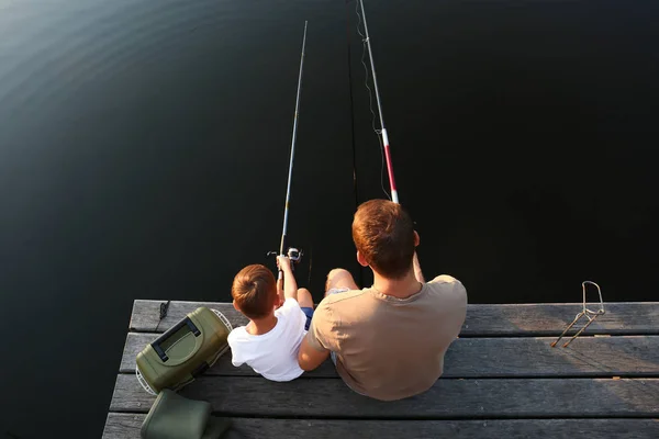 Papa et fils pêchant ensemble au lac, au-dessus de la vue — Photo