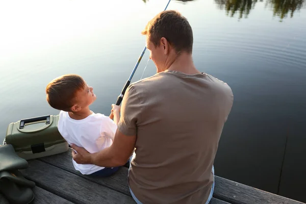 Apa és fia halászat együtt napsütéses napon — Stock Fotó