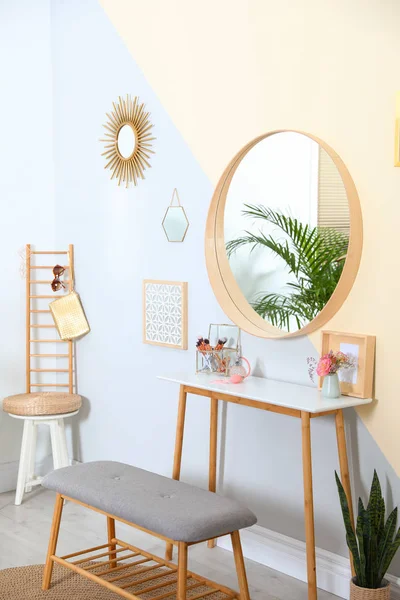 Intérieur élégant avec petite table et banc confortable — Photo