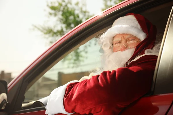Autentyczny Święty Mikołaj jazdy jego nowoczesny samochód, na zewnątrz — Zdjęcie stockowe