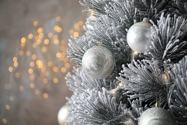 Mooie kerstboom met decor tegen vage lichten op de achtergrond. Ruimte voor tekst — Stockfoto
