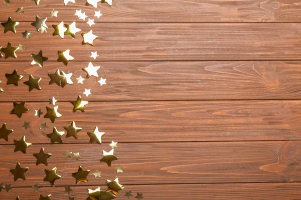 紙吹雪は、木製の背景、トップビュー上のテキストのためのスペースを持つ星。クリスマスのお祝い — ストック写真