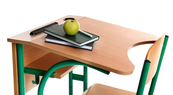 Mesa da escola de madeira com artigos de papelaria e maçã sobre fundo branco — Fotografia de Stock