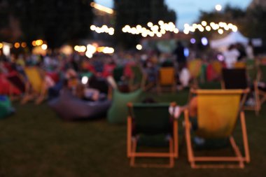 Kamu parkta rahat koltuklar ile modern açık hava sineması bulanık görünümü