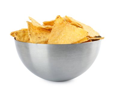 Beyaz arka plan üzerinde lezzetli Meksika nachos cips ile Metal kase