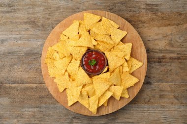 Ahşap arka plan üzerinde Meksika nacho cips ve sos ile Kurulu, üst görünümü
