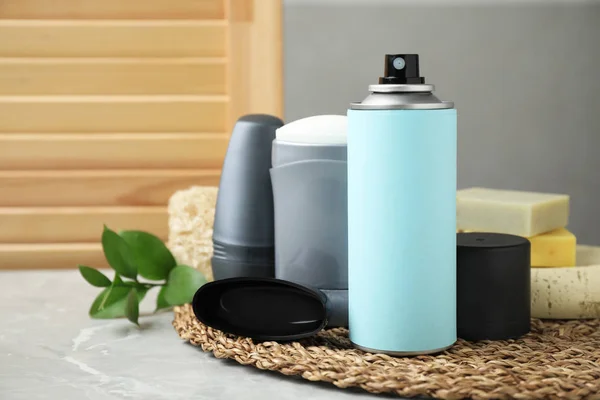 Samenstelling met natuurlijke deodorants op lichtgrijze marmeren tafel — Stockfoto