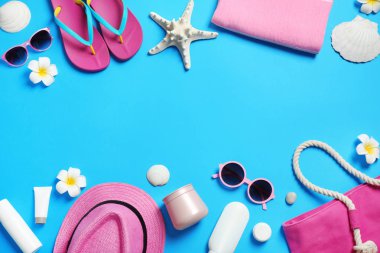 Açık mavi arka planda şık plaj aksesuarları ile düz yatıyordu kompozisyon, metin için alan