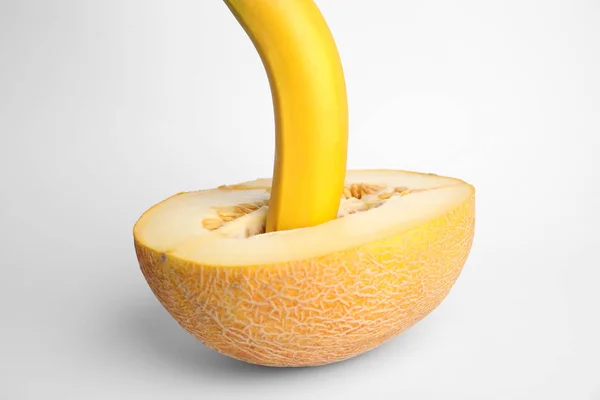 Frische Banane und Melone auf weißem Hintergrund. Sexualkonzept — Stockfoto