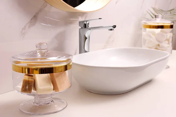 Glasburk med tvål på bord i badrum — Stockfoto