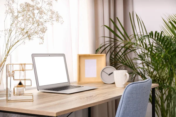 Interior elegante del lugar de trabajo con el ordenador portátil en la mesa de madera cerca de la ventana —  Fotos de Stock