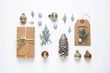Beyaz arka plan üzerinde Noel hediyesi ve şenlikli dekor ile Düz yatıyordu kompozisyon