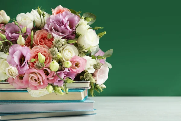 Состав с цветами на День учителя на белом столе — стоковое фото
