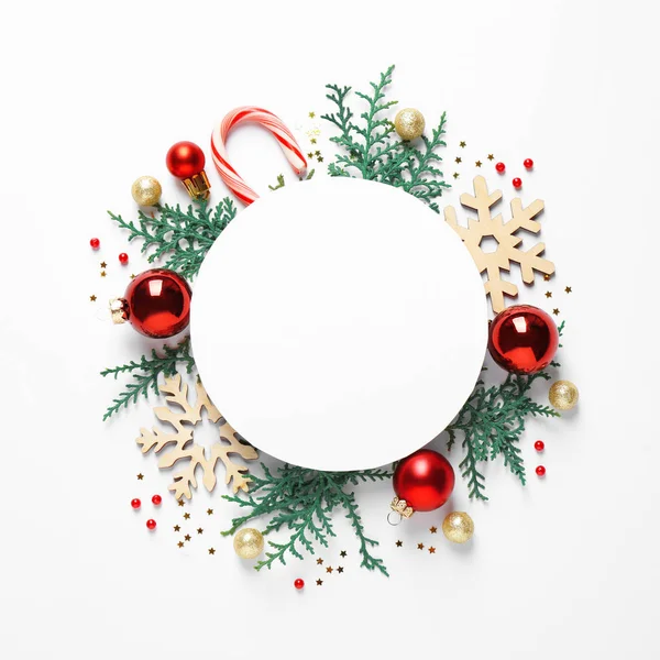 Composición plana con decoración navideña y tarjeta en blanco sobre fondo blanco. Espacio para texto — Foto de Stock