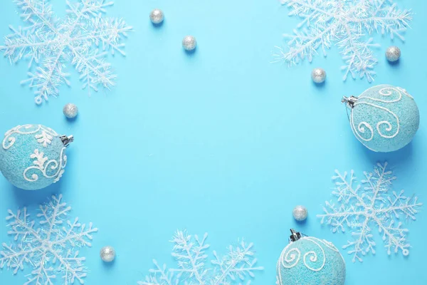 青い背景にクリスマスの装飾とフラットレイの組成物。テキスト用のスペース — ストック写真