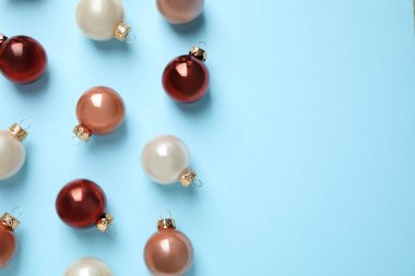 Açık mavi arka plan üzerinde Noel süslemeleri ile Düz yatıyordu kompozisyon, metin için alan