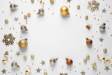 Beyaz arka plan üzerinde Noel süslemeleri ile Düz yatıyordu kompozisyon, metin için alan