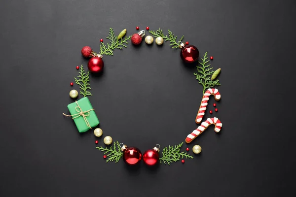 Ploché rozložení s vánočními dekoracemi na tmavém pozadí, prostor pro text — Stock fotografie