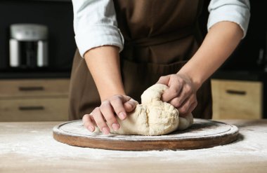 Bayan fırıncı masada ekmek hamur hazırlamak, kapatmak