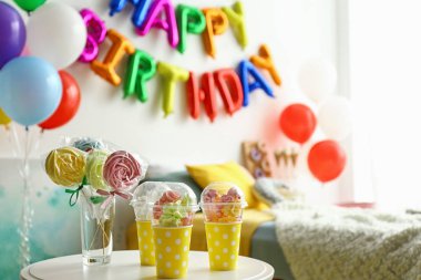 Modern yatak odasında renkli balon harflerden yapılmış davranır ve ifade Happy Birthday ile Tablo. Metin için alan
