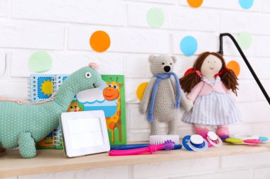 Beyaz tuğla duvar a yakın rafta Bebek aksesuarları