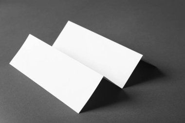 Koyu gri arka plan üzerine boş broşür. Tasarım için alay