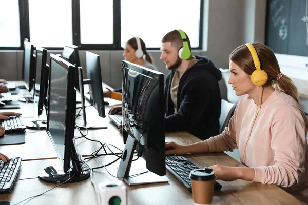 Grupo de pessoas jogando videogames no internet cafe — Fotografia de Stock