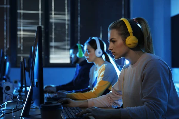 Grupa ludzi grających w gry wideo w kawiarence internetowej — Zdjęcie stockowe