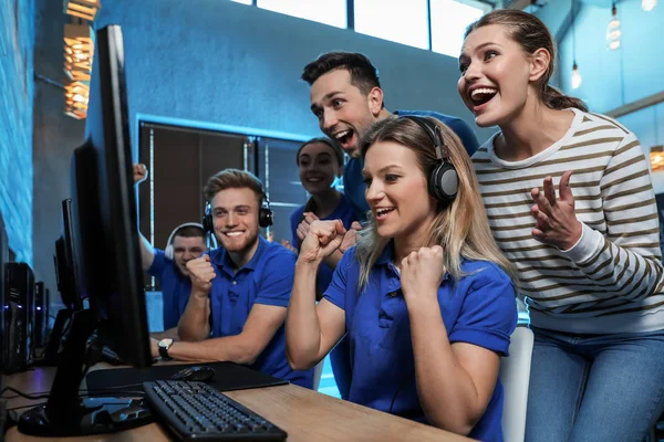 Grupa ludzi grających w gry wideo w kawiarence internetowej — Zdjęcie stockowe