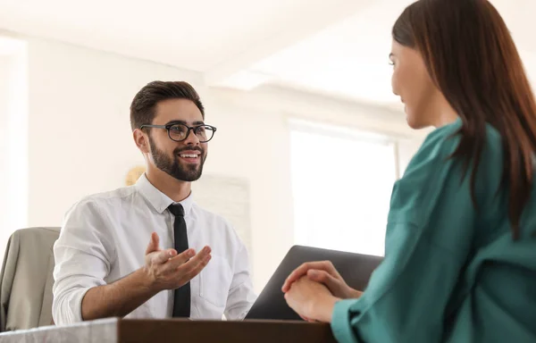 Notario masculino trabajando con el cliente en el cargo —  Fotos de Stock