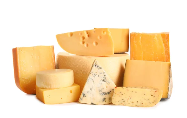在白色背景上用不同种类的美味奶酪组成 — 图库照片