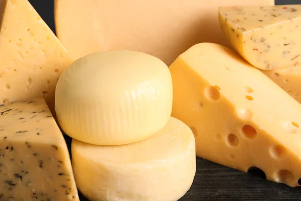 Různé druhy sýra na dřevěném stole, zaostřená — Stock fotografie