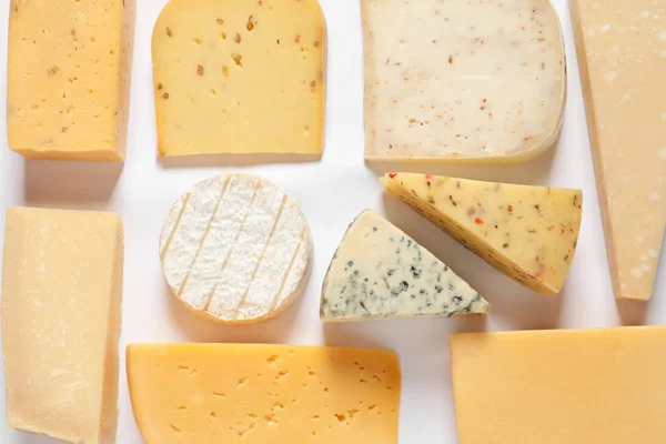 Composición con diferentes tipos de queso sabroso sobre fondo blanco, vista superior — Foto de Stock