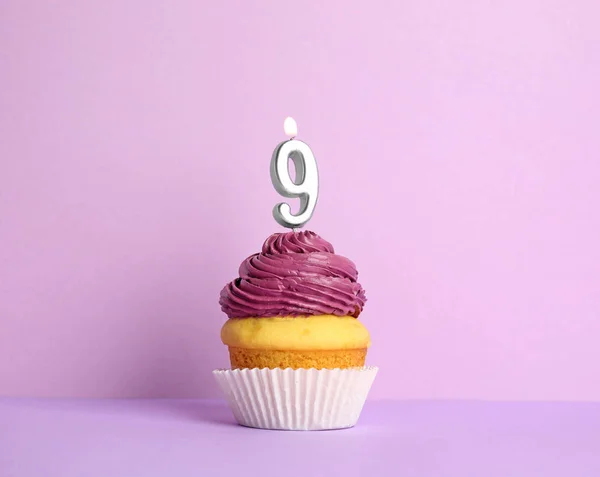 Cupcake d'anniversaire avec numéro neuf bougie sur fond violet — Photo