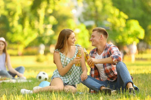 Jóvenes disfrutando de un picnic en el parque el día de verano — Foto de Stock