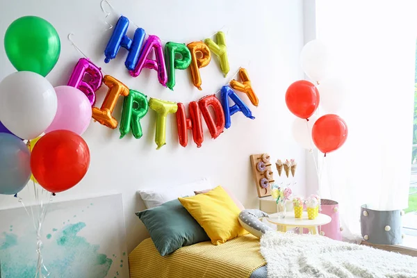 Φράση χρόνια γενέθλια κατασκευασμένο από πολύχρωμα μπαλόνια γράμματα στο μοντέρνο υπνοδωμάτιο — Φωτογραφία Αρχείου