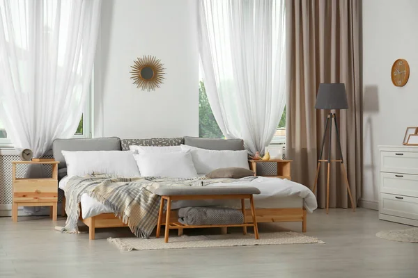 Elegante quarto moderno interior com cama confortável — Fotografia de Stock