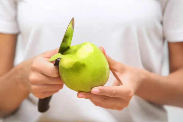 Femme pelant pomme verte fraîche, vue rapprochée — Photo