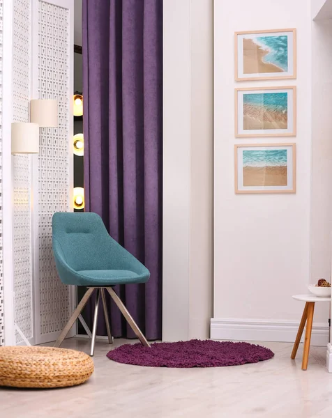 Стильный интерьер комнаты с модной мебелью и картинами на стене — стоковое фото