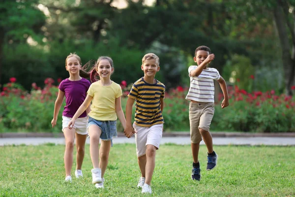 Lindos niños sonrientes jugando en el parque — Foto de Stock