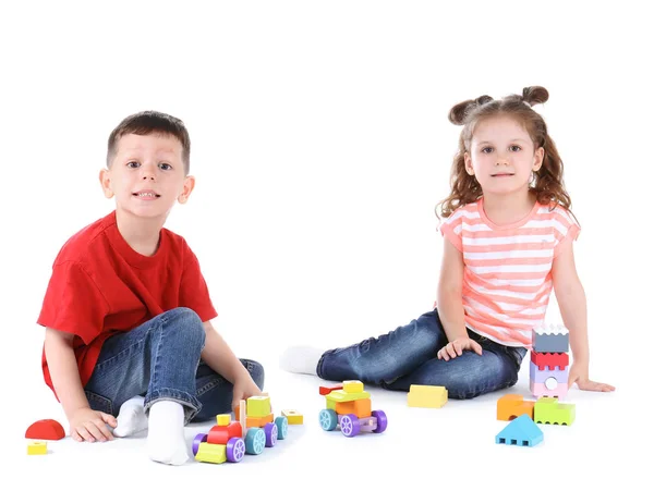 Милі маленькі діти грають з іграшками на білому тлі — стокове фото