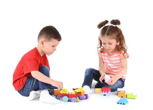 Schattige kleine kinderen spelen met speelgoed op witte achtergrond — Stockfoto