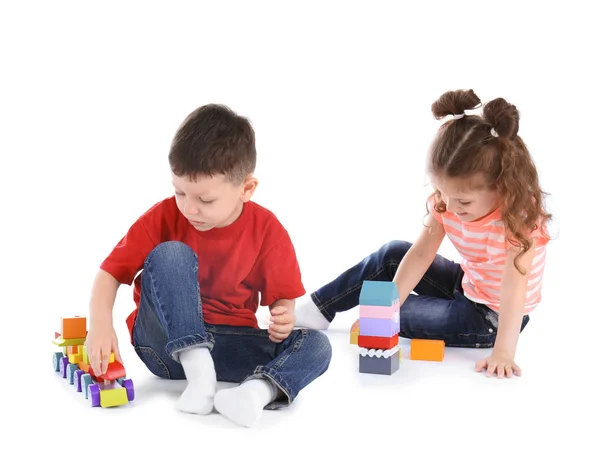 Bonito crianças brincando com brinquedos no fundo branco — Fotografia de Stock